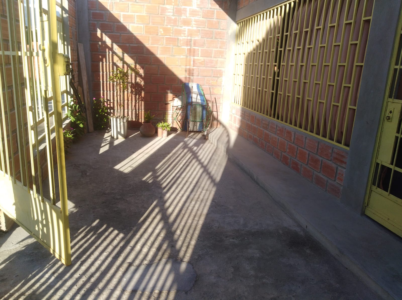 Casa familiar 1 piso en venta – 6 dormitorios + Cochera. Cerca a Aeropuerto